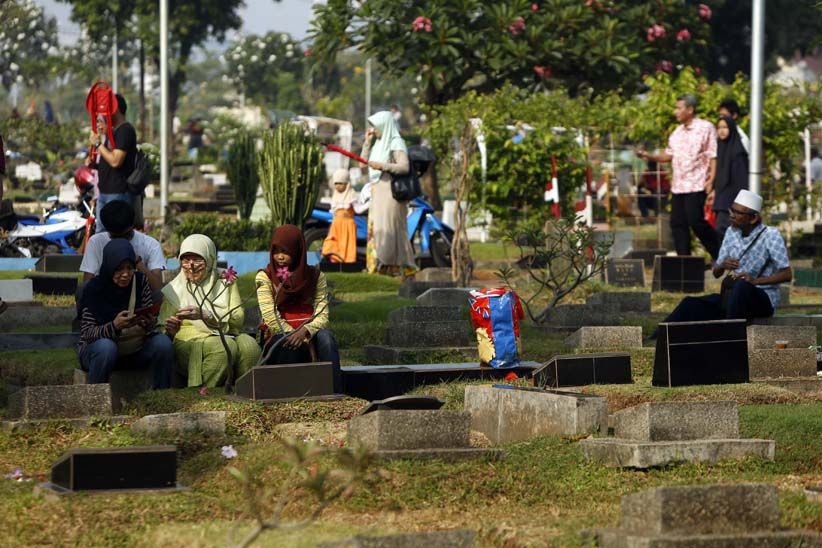 Jelang Ramadan, TPU Karet Bivak Ramai Dikunjungi Peziarah - Bagian 4