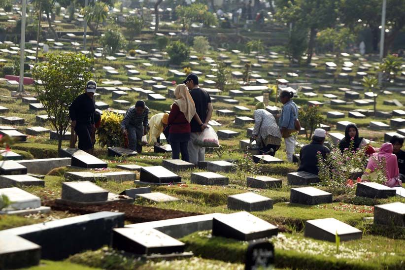 Jelang Ramadan, TPU Karet Bivak Ramai Dikunjungi Peziarah - Bagian 3