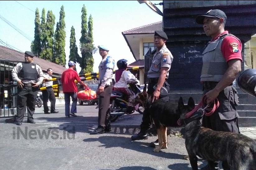 Pascaledakan Bom Mapolrestabes Surabaya, Kantor-Kantor Polisi Dijaga Ketat - Bagian 1