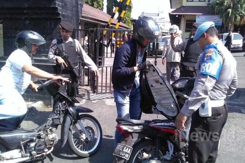 Pascaledakan Bom Mapolrestabes Surabaya, Kantor-Kantor Polisi Dijaga Ketat - Bagian 2