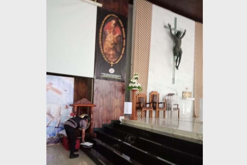 Gereja Santa Ana Diteror, Tim Penjinak Bom Sisir Seluruh Ruangan - Bagian 5