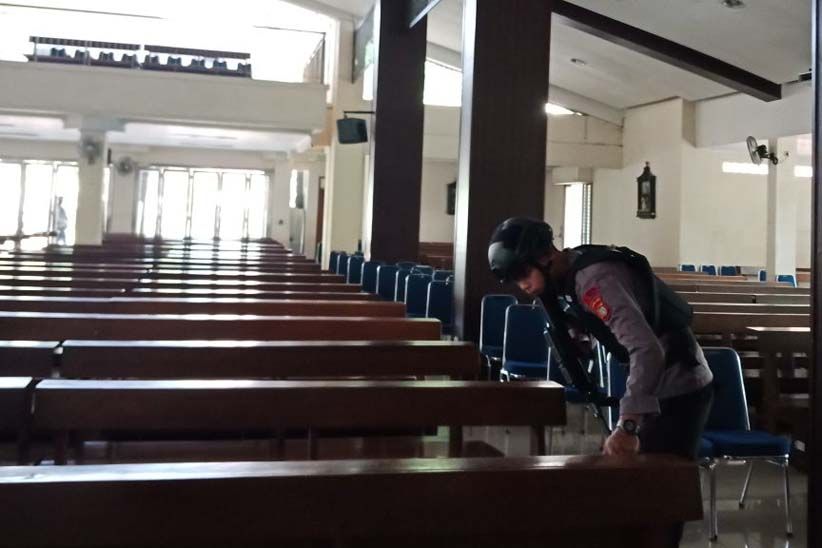 Gereja Santa Ana Diteror, Tim Penjinak Bom Sisir Seluruh Ruangan - Bagian 2