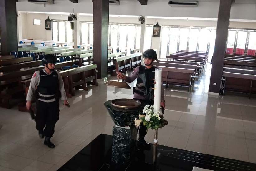 Gereja Santa Ana Diteror, Tim Penjinak Bom Sisir Seluruh Ruangan - Bagian 1