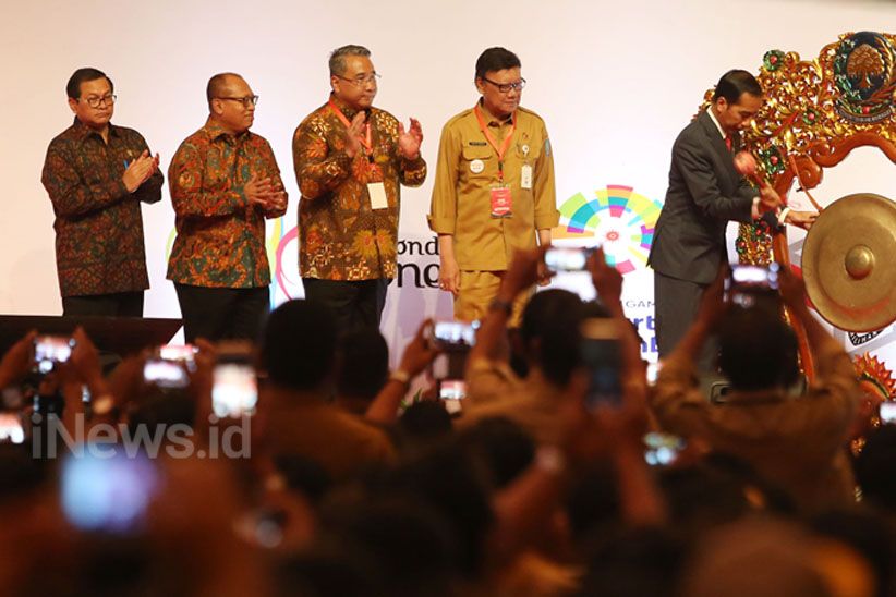 Jokowi Ajak Peserta Rakornas Desa Doakan Korban Teror Bom Surabaya - Bagian 4