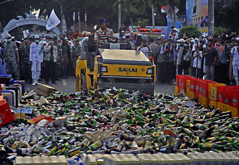 Jelang Ramadan Polres Serang Musnahkan 7.700 Botol Miras Oplosan - Bagian 2