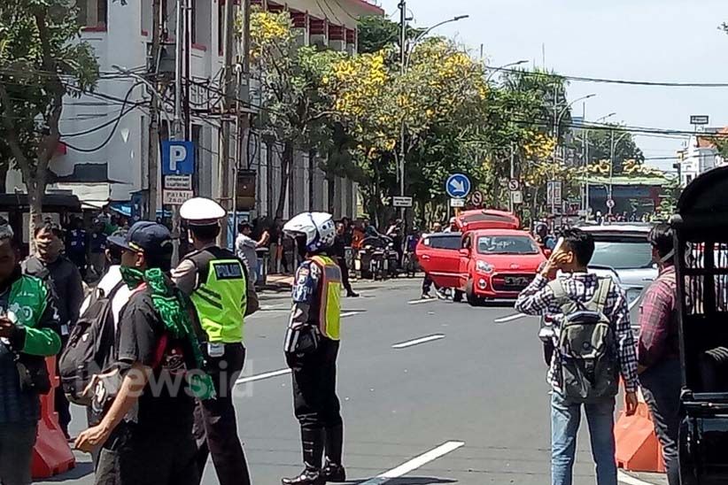 Ada Bom Aktif di Mobil, Polisi Blokade Jalan Rajawali - Bagian 4