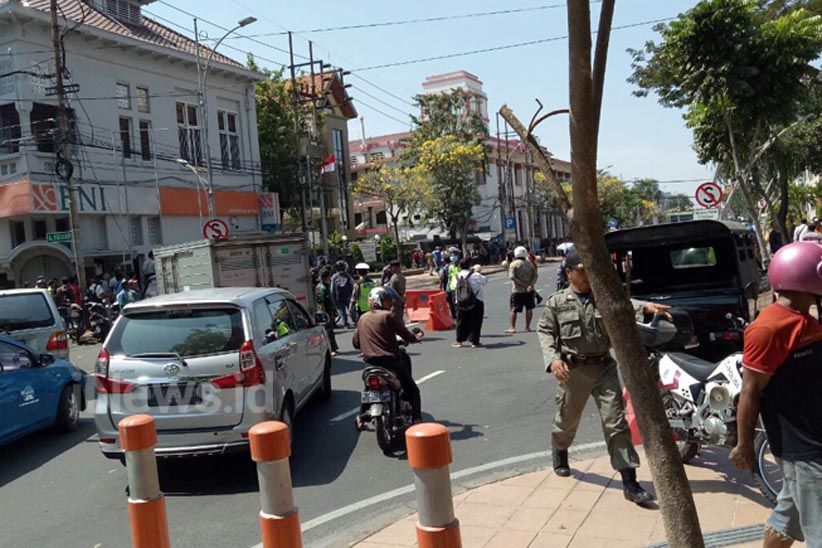 Ada Bom Aktif di Mobil, Polisi Blokade Jalan Rajawali - Bagian 3