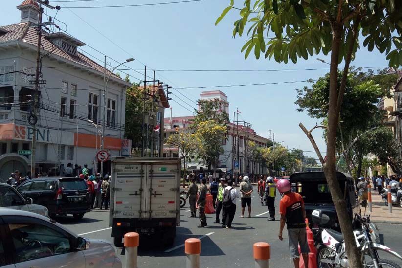 Ada Bom Aktif di Mobil, Polisi Blokade Jalan Rajawali - Bagian 2