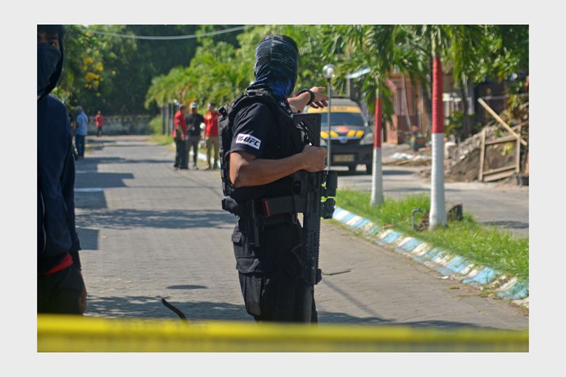 Densus 88 dan Terduga Teroris Baku Tembak saat Gerebek Rumah di Sidoarjo - Bagian 2