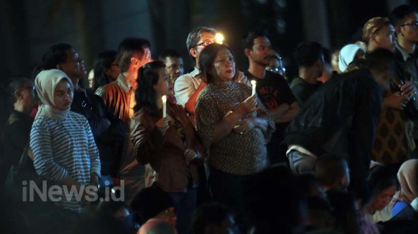 Aksi 1000 Lilin Solidaritas Korban Bom Surabaya, Kecam Terorisme - Bagian 4