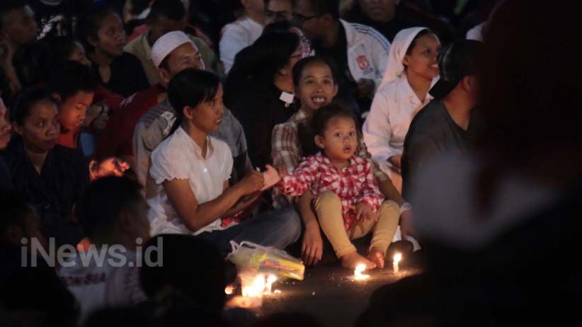 Aksi 1000 Lilin Solidaritas Korban Bom Surabaya, Kecam Terorisme - Bagian 5
