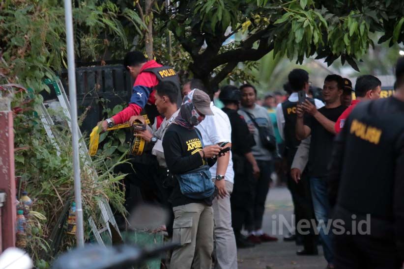 Polisi Geledah Rumah Terduga Teroris di Malang - Bagian 4