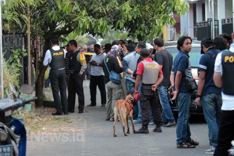 Polisi Geledah Rumah Terduga Teroris di Malang - Bagian 3