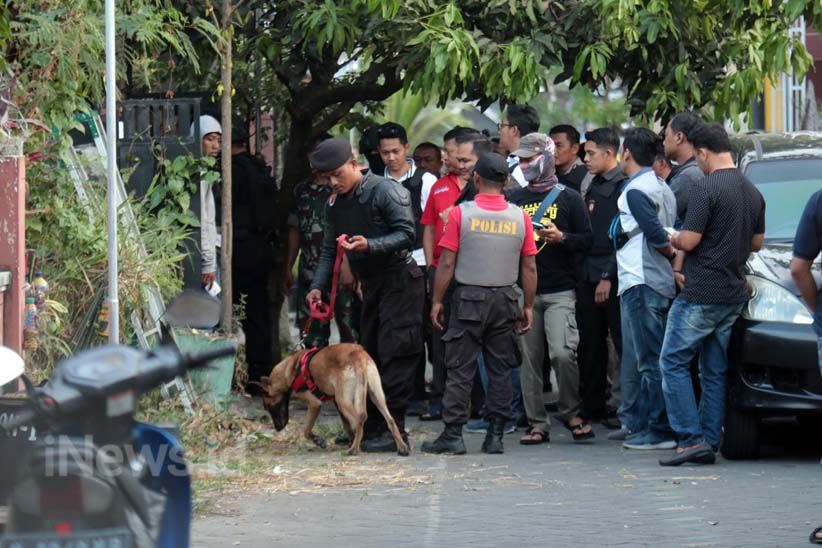 Polisi Geledah Rumah Terduga Teroris di Malang - Bagian 1