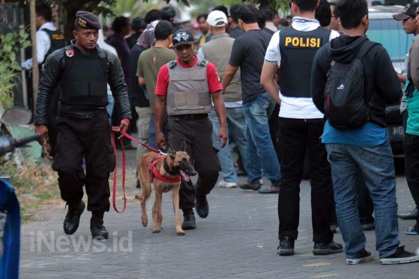 Polisi Geledah Rumah Terduga Teroris di Malang - Bagian 2
