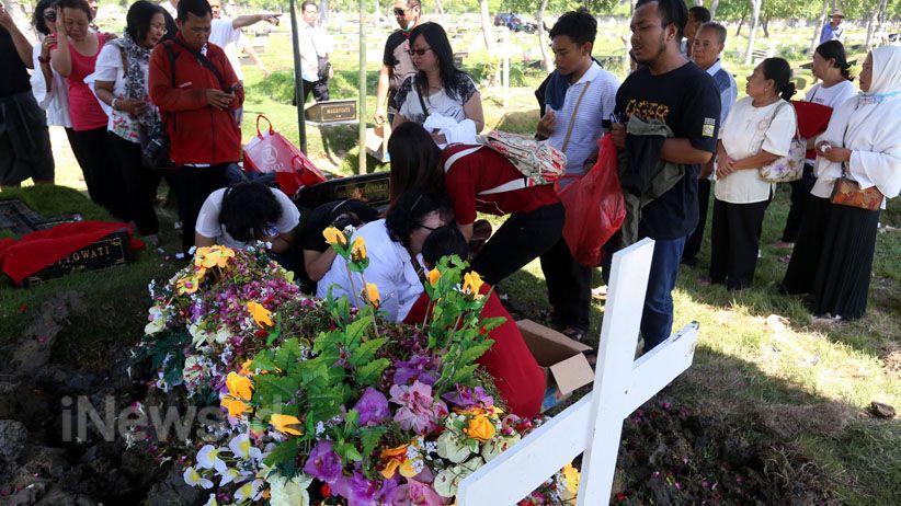 Isak Tangis Warnai Pemakaman Korban Bom Gereja Surabaya - Bagian 7