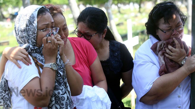 Isak Tangis Warnai Pemakaman Korban Bom Gereja Surabaya - Bagian 1