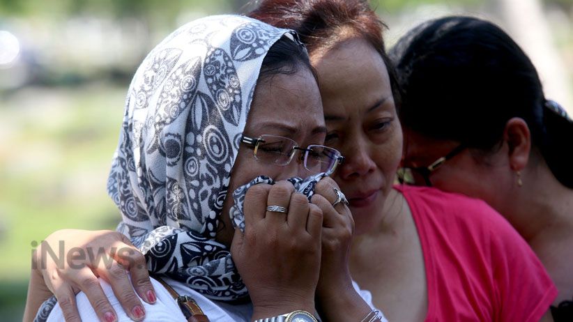 Isak Tangis Warnai Pemakaman Korban Bom Gereja Surabaya - Bagian 2
