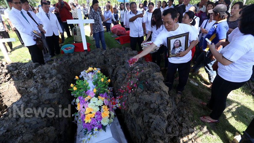 Isak Tangis Warnai Pemakaman Korban Bom Gereja Surabaya - Bagian 6