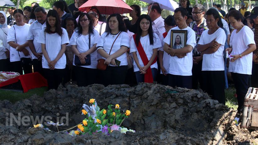 Isak Tangis Warnai Pemakaman Korban Bom Gereja Surabaya - Bagian 5