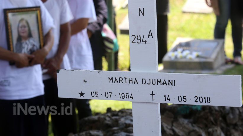 Isak Tangis Warnai Pemakaman Korban Bom Gereja Surabaya - Bagian 4