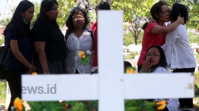 Isak Tangis Warnai Pemakaman Korban Bom Gereja Surabaya - Bagian 3