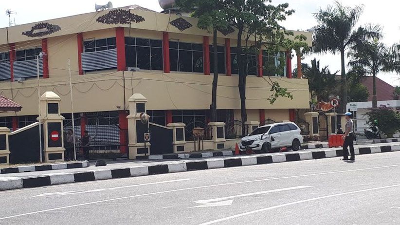 Foto-Foto Terduga Teroris Serang Mapolda Riau Pakai Samurai - Bagian 6