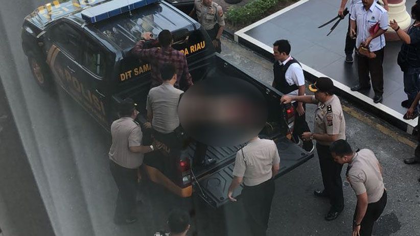 Foto-Foto Terduga Teroris Serang Mapolda Riau Pakai Samurai - Bagian 5