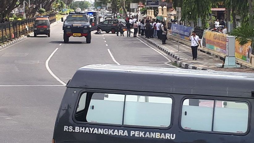 title 1 Polisi Gugur dalam Serangan Teroris di Mapolda Riau 1 Polisi Gugur dalam Serangan Teroris di Mapolda Riau