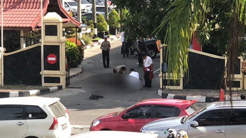 Foto-Foto Terduga Teroris Serang Mapolda Riau Pakai Samurai - Bagian 2