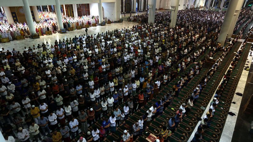 Khusyuk, Ribuan Umat Muslim Surabaya Jalani Salat Tarawih Pertama - Bagian 1