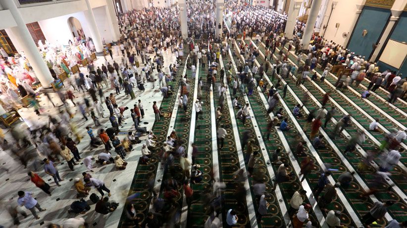 Khusyuk, Ribuan Umat Muslim Surabaya Jalani Salat Tarawih Pertama - Bagian 6