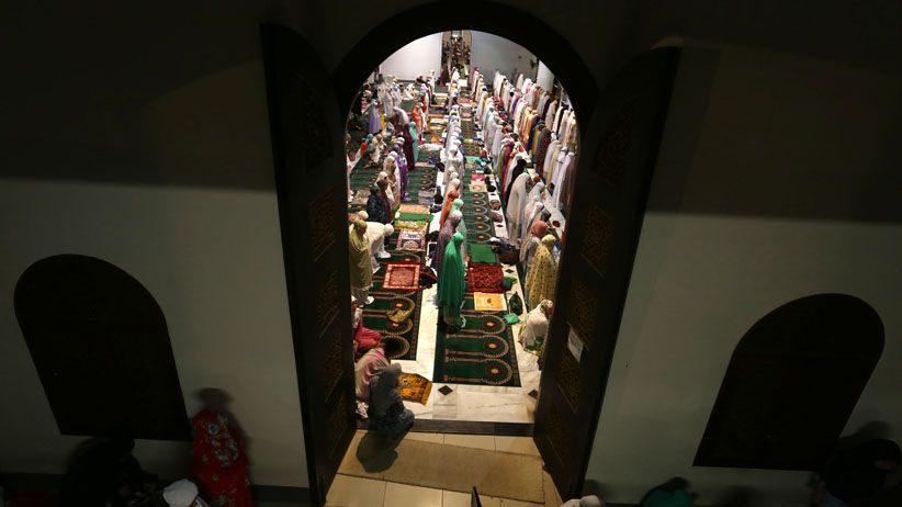 Khusyuk, Ribuan Umat Muslim Surabaya Jalani Salat Tarawih Pertama - Bagian 7