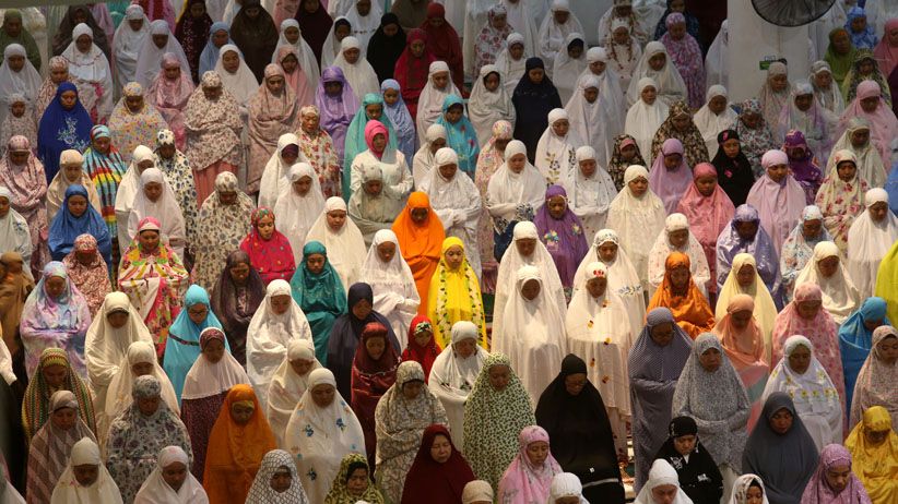 Khusyuk, Ribuan Umat Muslim Surabaya Jalani Salat Tarawih Pertama - Bagian 4