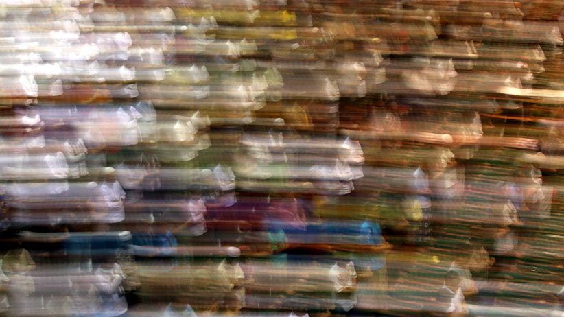 Khusyuk, Ribuan Umat Muslim Surabaya Jalani Salat Tarawih Pertama - Bagian 5