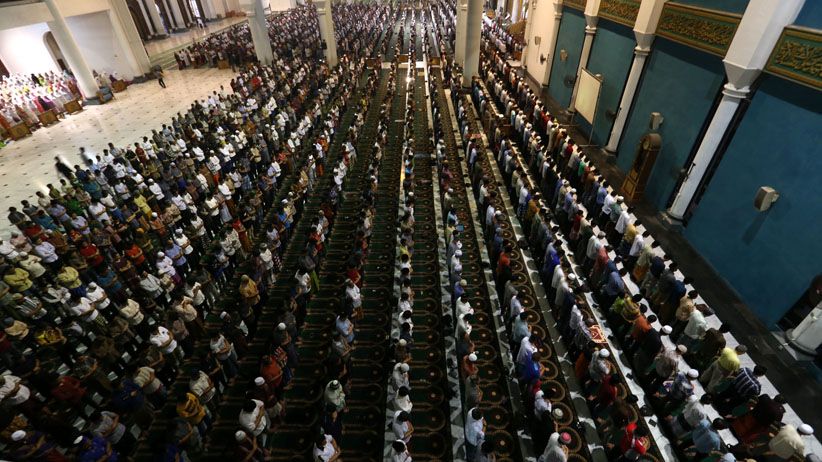 Khusyuk, Ribuan Umat Muslim Surabaya Jalani Salat Tarawih Pertama - Bagian 2