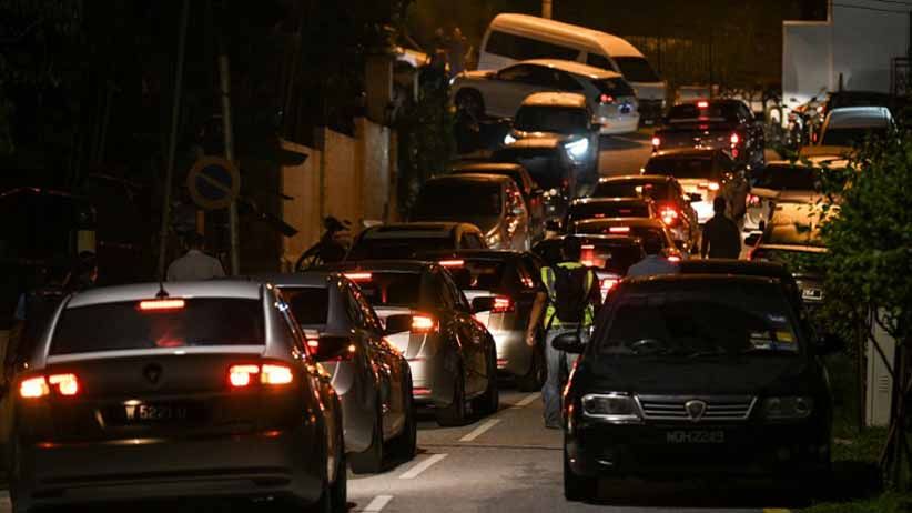 Foto-Foto Polisi Malaysia Geledah Rumah Najib Razak Cari Bukti Korupsi - Bagian 5