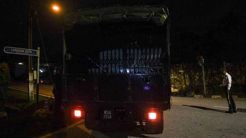 Foto-Foto Polisi Malaysia Geledah Rumah Najib Razak Cari Bukti Korupsi - Bagian 3