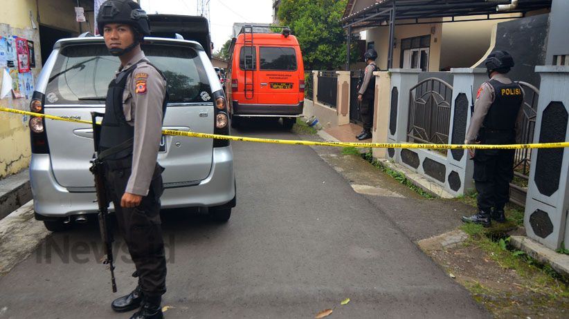 Densus 88 Gerebek Rumah Terduga Teroris di Tasikmalaya - Bagian 1
