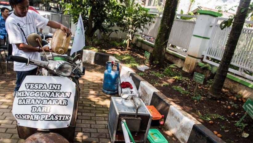 Motor Vespa Ini Gunakan Bahan Bakar dari Sampah Plastik - Bagian 1