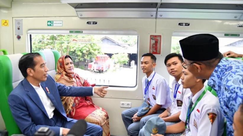 Presiden Jokowi Ajak Pelajar Coba Kereta Bandara Internasional Minangkabau - Bagian 2