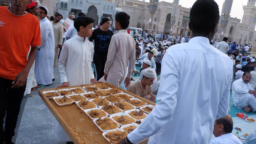 Ribuan Umat Muslim Buka Puasa Bersama di Masjid Nabawi, Begini Suasananya - Bagian 4