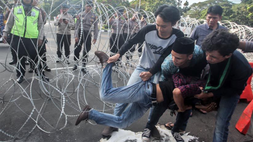 Massa Bertindak Anarkis, Polisi Bubarkan Aksi 20 Tahun Reformasi - Bagian 3