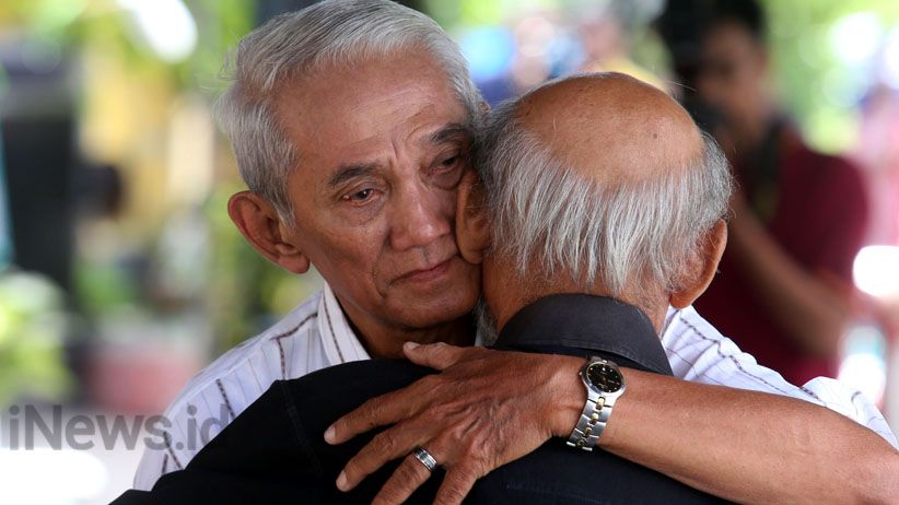 Jenazah Bayu, Penghadang Bomber Gereja Disemayamkan di Studio Foto Miliknya - Bagian 5