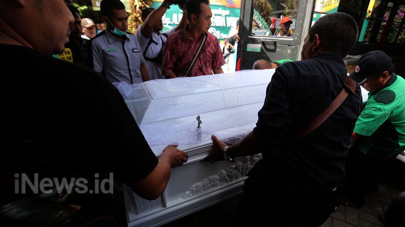 Jenazah Bayu, Penghadang Bomber Gereja Disemayamkan di Studio Foto Miliknya - Bagian 2
