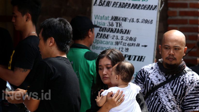 Jenazah Bayu, Penghadang Bomber Gereja Disemayamkan di Studio Foto Miliknya - Bagian 4