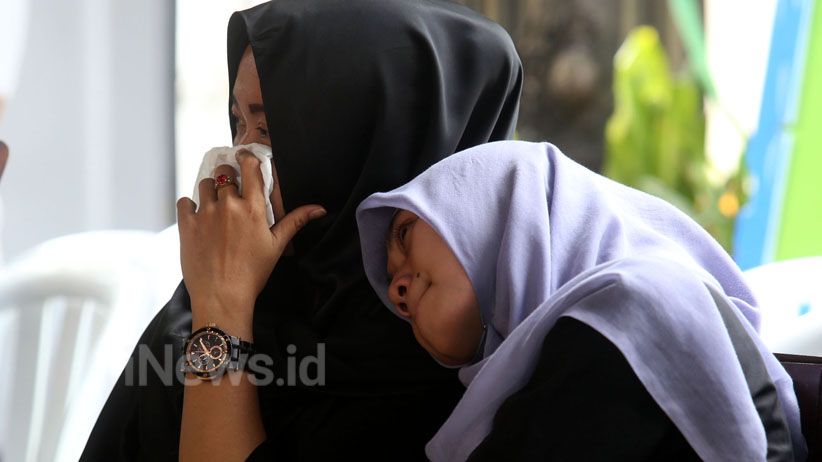 Jenazah Bayu, Penghadang Bomber Gereja Disemayamkan di Studio Foto Miliknya - Bagian 6