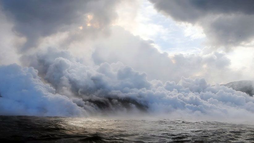 Pemandangan Menakjubkan Aliran Lahar Gunung Kilauea Hawaii Menuju Laut - Bagian 6
