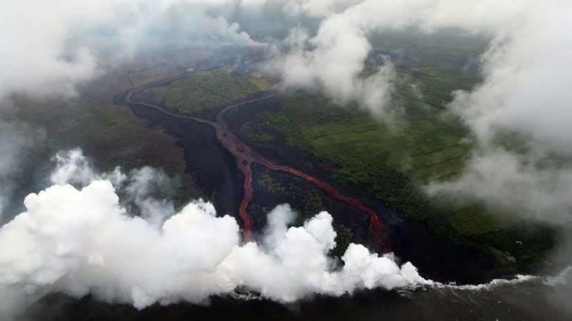 Pemandangan Menakjubkan Aliran Lahar Gunung Kilauea Hawaii Menuju Laut - Bagian 2