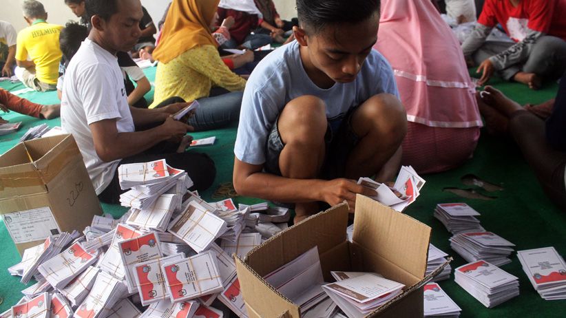 Surat Suara Pilgub Jatim Mulai Dilipat di KPU Ngawi - Bagian 2